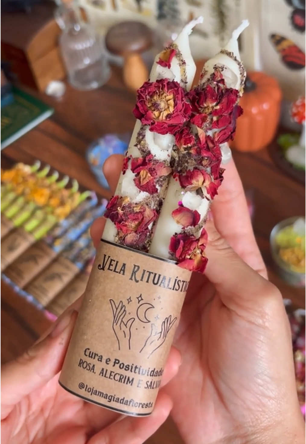 🕯️ Paguei menos de R$10 pra fazer essa vela… e vendi por mais de R$100! 😳 Muita gente ainda não percebeu o quanto o mercado de velas artesanais tá crescendo — e o melhor: dá pra começar com pouco e direto da sua casa! No curso Velas Perfeitas, você aprende tudo passo a passo, do básico ao avançado: ✅ Como fazer velas com aromas e cores irresistíveis; ✅ Lista de fornecedores inclusa; ✅ Bônus exclusivos e acesso vitalício; ✅ Estratégias pra vender suas velas e lucrar de verdade! Mais de 14 mil alunos já estão faturando com esse mercado criativo. 🌸 Clique no link da bio e descubra como transformar um simples hobby em uma nova fonte de renda! #velasaromaticas #velas 