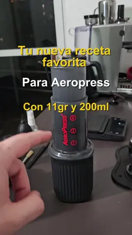 Tu nueva receta favorita para hacer café en Aeropress  Esta es mi receta favorita para Aeropress. Uso 11 g de café y 200 ml de agua, y siempre me da una taza equilibrada, dulce y limpia. Si tienes una Aeropress, pruébala así, te va a sorprender. #casibarista #cafedeespecialidad #aeropress #cafe #baristaencasa 