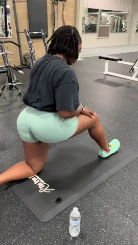 Stretching is very important before a work out. It helps you with your range of motion and it helps prevent injuries. #staticstretching #muscleheadhoes #GymTok #Fitness #strongwomen 