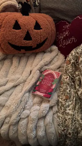 spend a cozy night after work with me 🍁📖🧦 #BookTok #bookstagram #readingvlog #bookish #nightroutine 