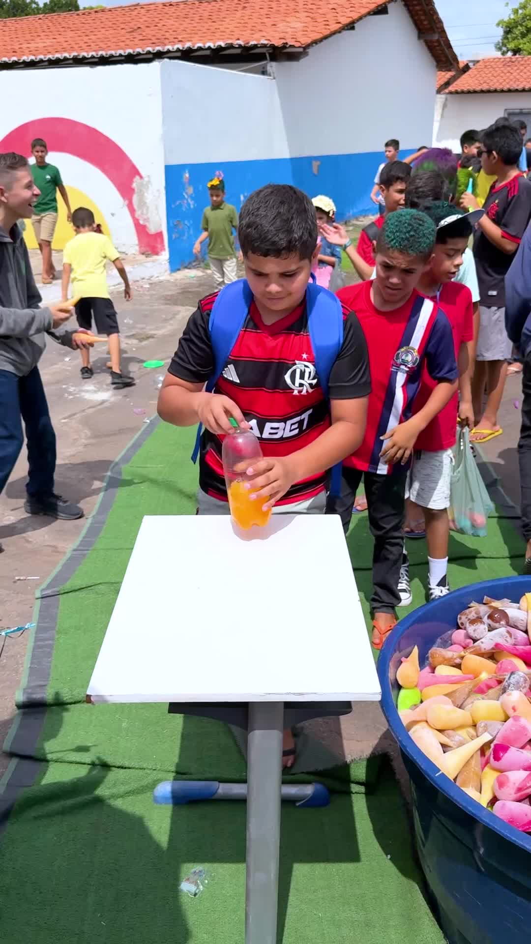 Equilibrou a garrafa? Ganhou! Agora escolha o sabor do seu geladinho de garrafa.