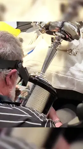 este hombre tiene el trabajo más sencillo del mundo 😱 #shorts