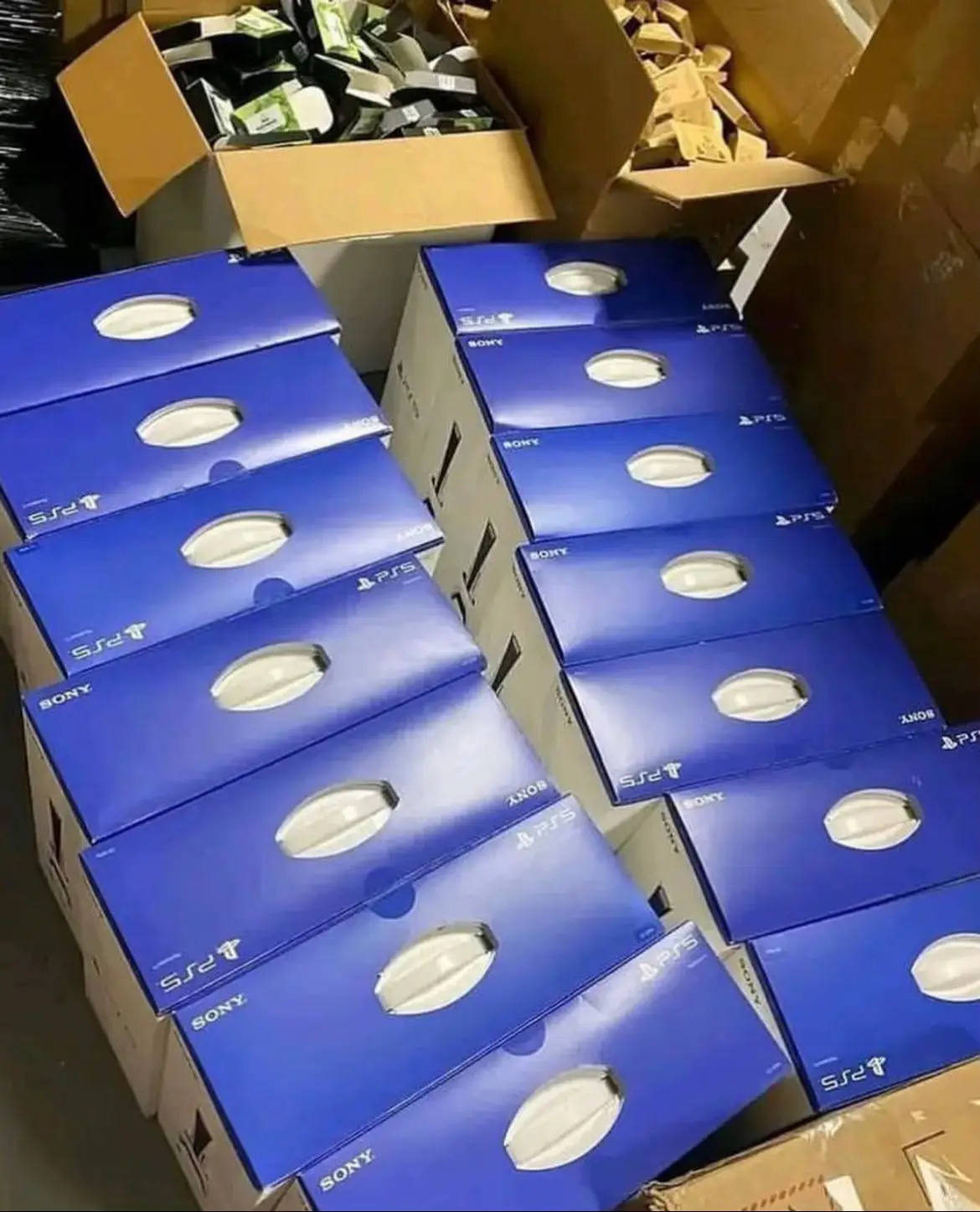 Playstation 5 pallet available now pallet goes for $1800 comes with 10 pieces in the pallet, unit goes for $250, 💎💰✈️ Dm now.....📥🛍️ #liquidation #retailer #wholesellers #resellers #buynow 