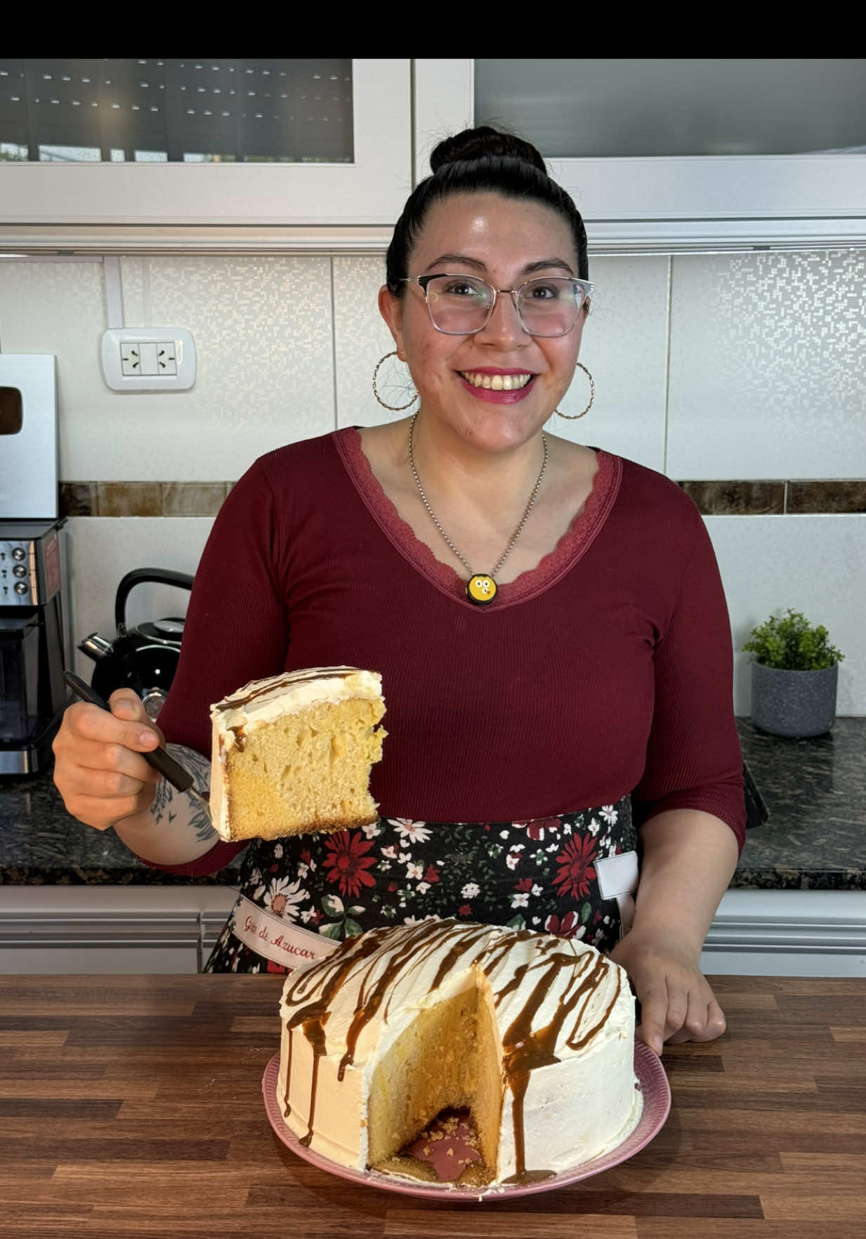 Torta clásica y sin horno como nos hacían las abuelas  Ingredientes para el bizcochuelo: 4 huevos  Azúcar 1 taza  (200gr) Yogur 400gr (2 potes)  Harina leudante 3 tazas  Aceite 1/2 taza  Ralladura de 1 limón  Esencia de vainilla 1 cdita  Para el relleno:  1 sobre de flan  1 litro de leche  Cobertura: Crema de leche 500ml Azúcar impalpable 3 cucharadas  ✅En un recipiente colocamos los huevos con el azúcar, la ralladura de limón y la esencia de vainilla, batimos dos minutos y agregamos el aceite y el yogur. Por último la harina previamente tamizada, incorporamos bien y pasamos la preparación a la cacerola enmantecada , cocinamos a fuego corona por 50 minutos o hasta que al introducir un palillo este salga limpio. Luego hacemos el flan como indique el paquete, remojamos la torta y dejamos enfriar al menos 4 horas en la heladera. Pasado este tiempo decoramos con crema batida y estará lista para disfrutar. ✅LA CACEROLA QUE ESTOY USANDO ME LA MANDO @micaarabago SI VOS QUERES TENER TU PRIMER ESSEN O SIMPLEMENTE SUMAR ALGUNA PIEZA A TU COLECCIÓN TE CUENTO QUE YENDO CON ELLA DE MI PARTE TE HACE UN SÚPER REGALO 😍😱 #tortadecumpleaños #pastel #pasteleria 