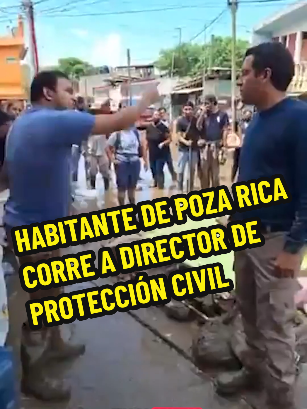 💥 Habitante de Poza Rica corre a director de Protección Civil  Carlos Agustín Escudero Alarcón realizó un recorrido por colonias afectadas por las inundaciones tras la crecida del Río Cazones donde a su llegada a una de las zonas donde los vecinos estaban sacando el lodo y tratando de rescatar sus pertenencias un hombre le reclamó por no avisar a tiempo que ocurriría el desastre para luego correrlo del lugar y pedirle que enviaran a alguien con experiencia y no alguien que solo fuera a tomarse la foto.  📹 : Martínez Sin Filtro