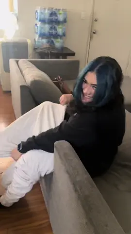 Y en vez de ayudarla primero me burlo 🤣🤣🤣 #funnymoments #🤣🤣🤣 #memories #salvigirl🇸🇻 #amigas🤞🏻💕 