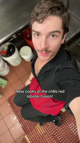 Come get your triple dipper with crab legs seafood boil #skinty #chilis #redlobster #loisgriffin #server 