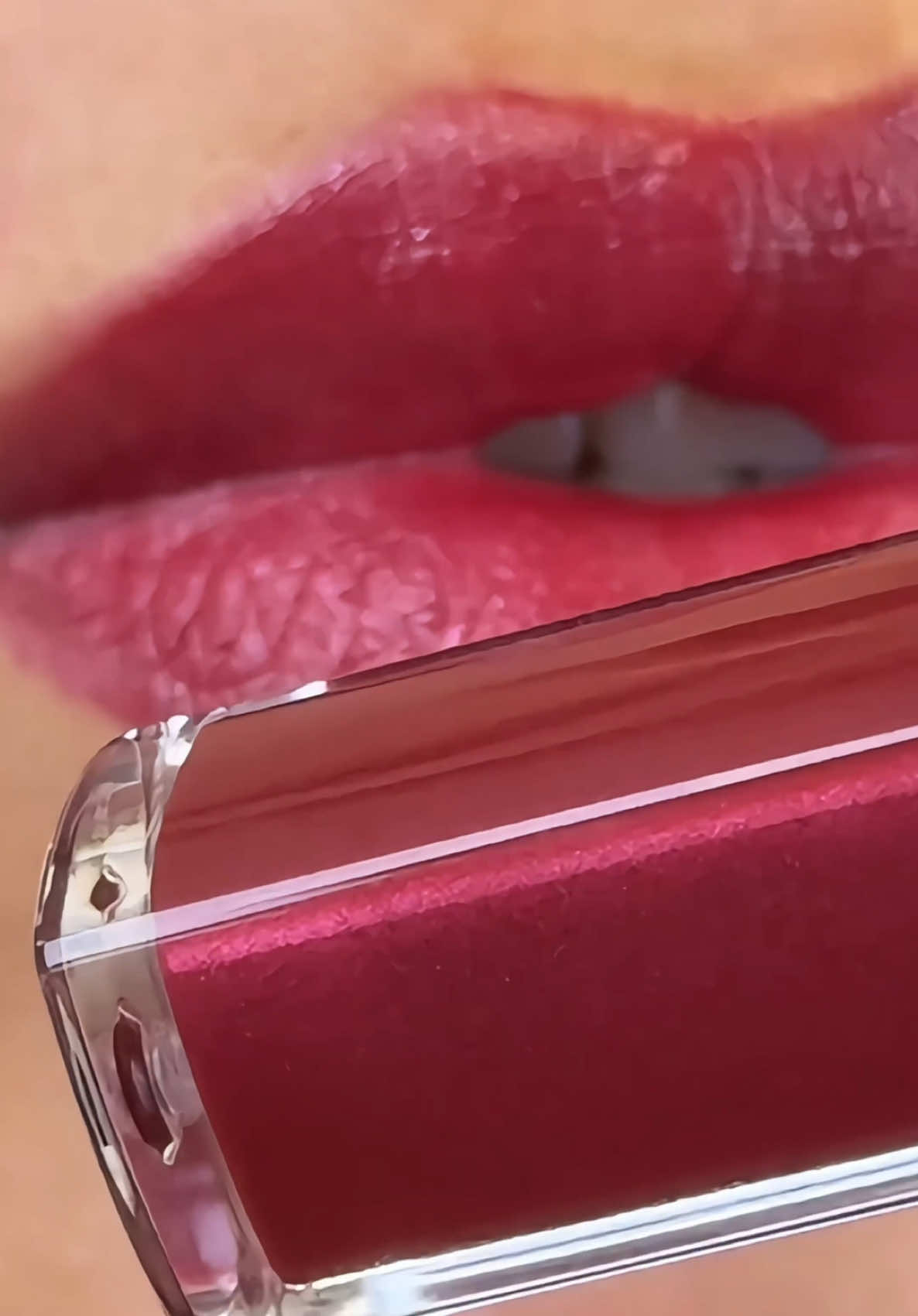 ¿Un labial con este acabado? Sí, sí y sí 😍. Búscalo como Hydra-Lip Líquido Satinado. #yanbal #beautylover #maquillajeyanbal #labialtrendy #lipstick 