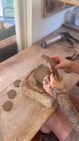 Ever wonder what goes into making a handmade mug like this? 👀 From a lump of clay to a glowing Jack-O’-Lantern — every curve, every carve, every glaze drip is done by hand. Watch the whole transformation 🍂 🎃 Would you sip your morning coffee from this one?