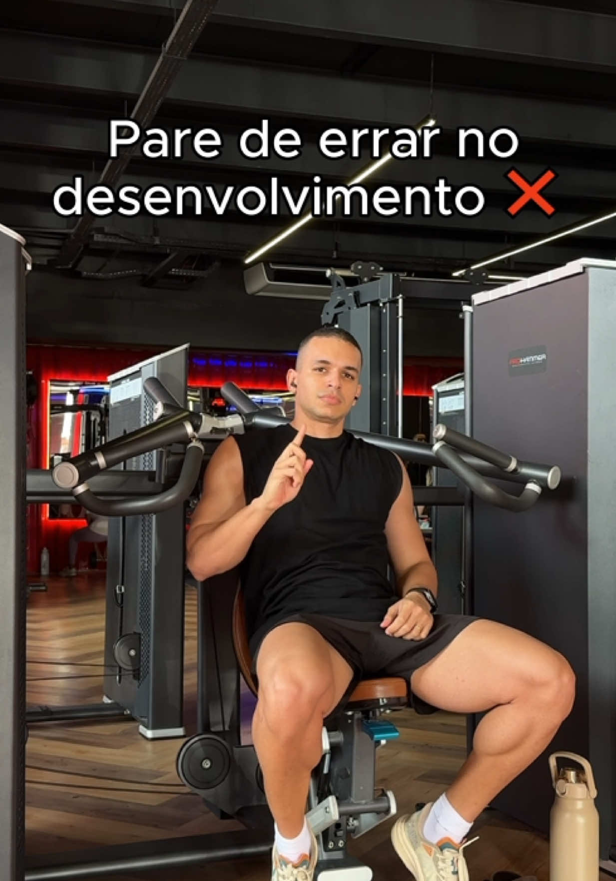 Como fazer o desenvolvimento da forma certa ☑️ #treino #desenvolvimentocomhalteres #desenvolvimentomaquina #dicasdetreino #treinodeombro