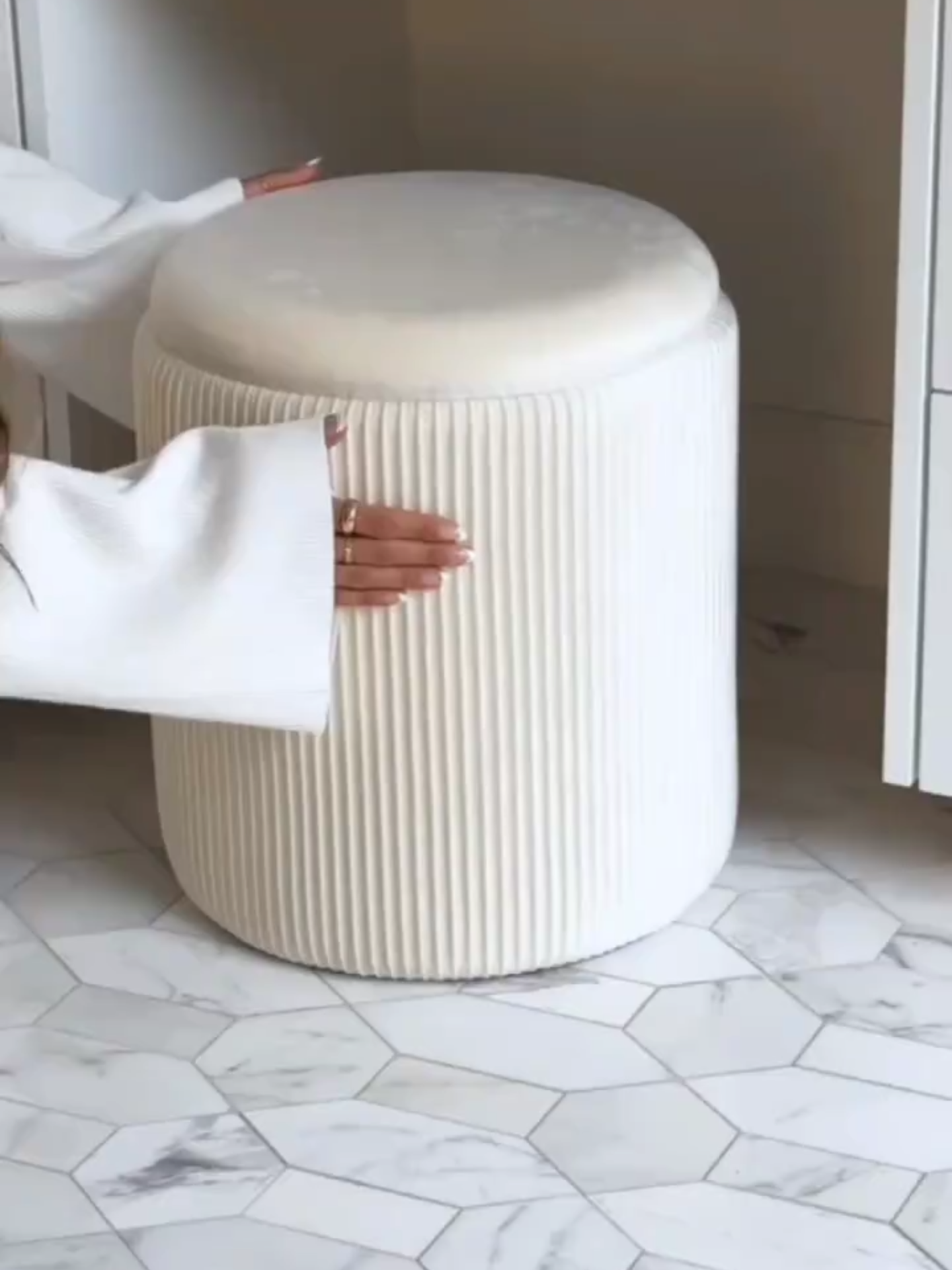 Puff perfeito para deixar sua sala com estilo e elegância em um ambiente confortável. Acesse https://s.shopee.com.br/8fJU4XnPRm  e corra que vai acabar! #puff #sala #deecoração #sofá #elegância