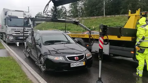 Abschleppen geht schief, Frisch vom Lackierer abgeholt, und beim bremsen ist Traggelenk kaputt gegangen, der Herr vom Abschleppdienst wurde mehrmals drauf hingewiesen#Abschleppdienst #Honda #accord #hondaaccord #pforzheim @raifschneider 