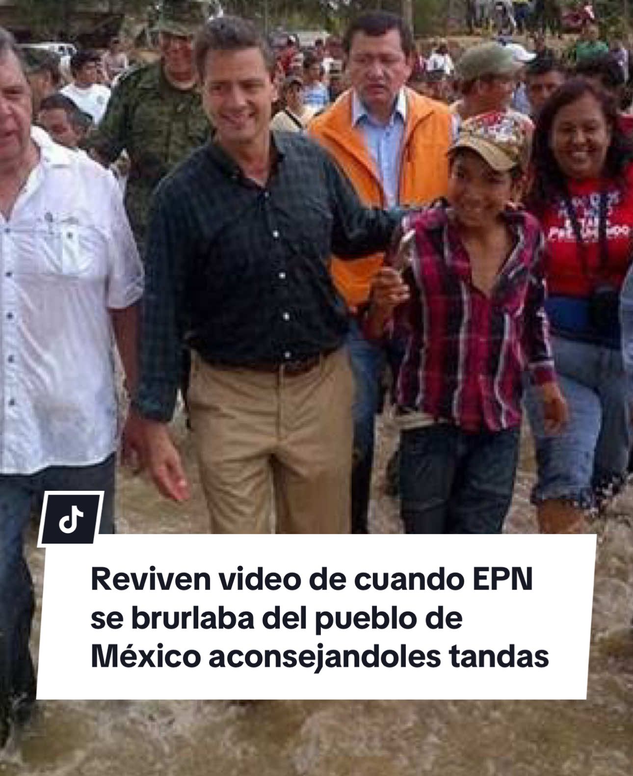 Reviven video de cuando #PeñaNieto iba a las zonas de desastre natural para aconsejar a la población que hicieran “tandas” para reconstruir sus viviendas dañadas… #Mexico #EPN #Sheinbaum #Lluvias 