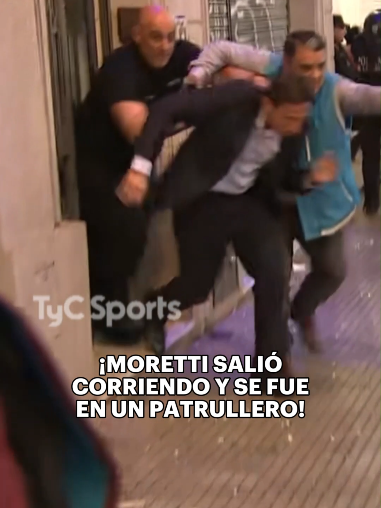 ASÍ SE RETIRÓ MORETTI DE LA SEDE DE SAN LORENZO Entre incidentes con la policía y los hinchas, el presidente del Ciclón se fue corriendo a un patrullero para dejar el lugar en medio de un clima de alta tensión.