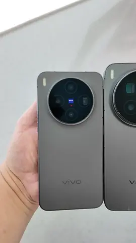 Vivo X300 vs Vivo X300 Pro Battle. you can check out the actual feel comparison. #vivox300 #vivox300pro #vivo 