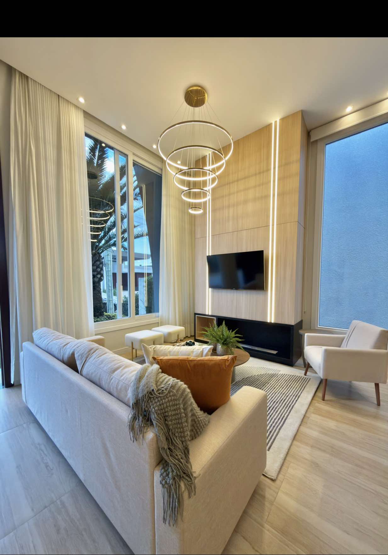 🏡 BELÍSSIMA CASA À VENDA – CAPÃO ILHAS RESORT O condomínio que mais cresce no Litoral Norte Gaúcho! 🌅 —————————————— ✨ Destaques do imóvel: ▪️03 suítes independentes ▪️Living integrado em 4 ambientes ▪️Completamente mobiliada e decorada ▪️Iluminação e ventilação natural em todos os espaços ▪️Cozinha estilo americana ▪️Lavabo ▪️Lavanderia independente ▪️Paisagismo externo completo ▪️Iluminação em LED ▪️Abrigo para 2 carros ▪️Mobília nova, pronta para uso! —————————————— 📍Localização: Condomínio Capão Ilhas Resort – Capão da Canoa/RS O endereço do conforto, lazer e sofisticação, com infraestrutura completa e acesso à Lagoa dos Quadros! 🚤 —————————————— 💰 Valor sob consulta 📲 Entre em contato e agende sua visita! #vendas #condominiofechado #luxo #luxury #capãodacanoa 