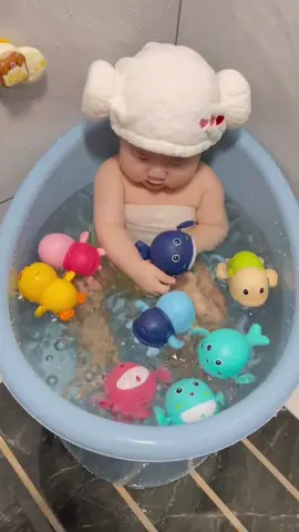 Anak-anak pasti heboh liat ikan-ikan ini bisa berenang beneran di air! 🐠💦 Masukkin ke kolam mandi, langsung berasa punya akuarium mini di rumah #MainanAnak #IkanBerenang #MainanAir #KolamMandiAnak #MainanLucu