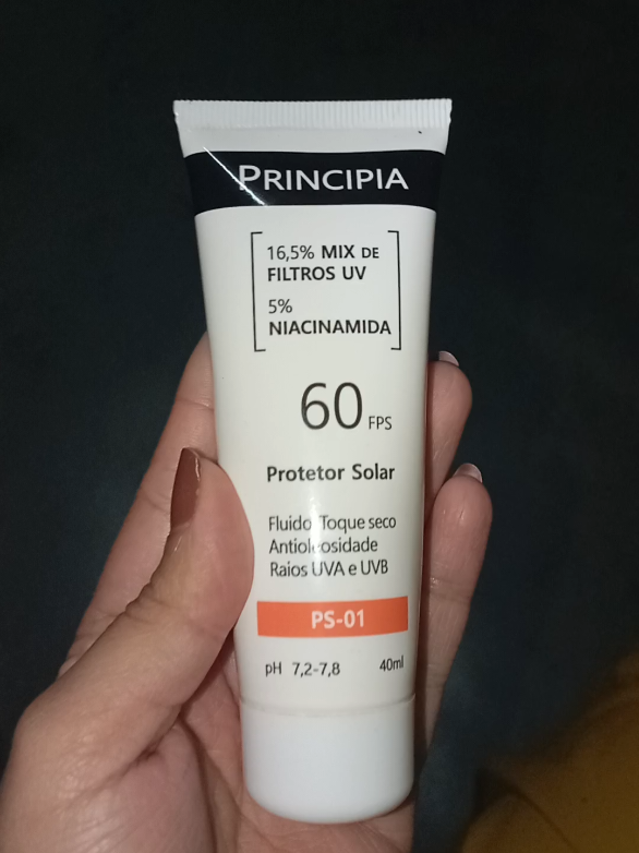 protetor solar Principia PS-01 FPS 60 é bem avaliado por oferecer alta proteção UVA/UVB, textura leve e toque seco, ideal para peles mistas e oleosas. Tem niacinamida 5%, que ajuda a controlar a oleosidade e uniformizar a pele. É sem perfume forte, não arde os olhos e tem bom custo-benefício. . . . #protecao  #principia #tiktokshop #protetorprincipia #toqueseco 