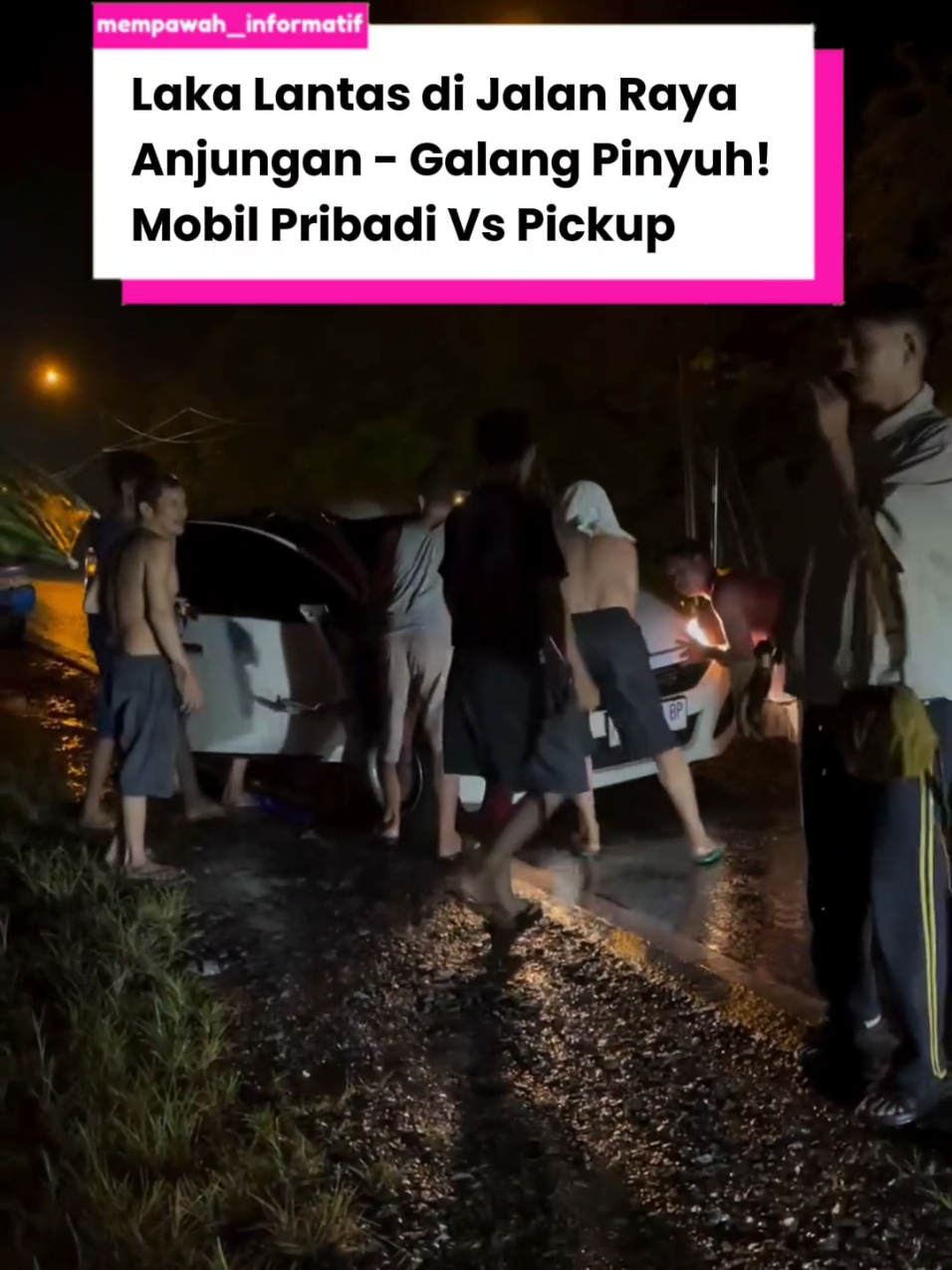 Laka Lantas di Jalan Raya Anjungan - Galang Sungai Pinyuh! Mobil Pribadi Vs Pickup Kecelakaan antara mobil pribadi dan mobil pickup terjadi di Jalan Raya Jurusan Anjungan – Desa Galang, Kecamatan Sungai Pinyuh, Kabupaten Mempawah, Senin malam (13/10/2025). Peristiwa terjadi tepat di depan Bengkel Good dan sempat menarik perhatian warga sekitar. Belum ada keterangan resmi mengenai penyebab maupun korban dalam insiden ini. #Kecelakaan #SungaiPinyuh #InfoMempawah #Mempawah #kalbar 