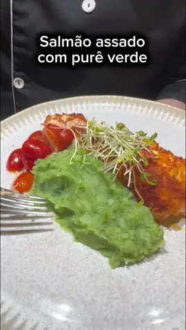 _*SALMÃO ASSADO COM PURÊ VERDE*_ (Receita do Thiago Sodré) _ingredientes: (para 3 pessoas) * 3 filés de salmão cortados com 3 dedos de largura; * ⁠3 batatas grandes cortadas em cubos; * ⁠1 maço de espinafre; * ⁠sal, azeite e páprica defumada a gosto; * ⁠manteiga; * ⁠tomates cereja; * ⁠suco de 1 limão siciliano; _modo de preparo:_ * tempere o salmão com sal, pimenta e páprica - enquanto o forno pré aquece a 215° por 10 min; * ⁠colocar o salmão em uma assadeira regar com um fio de azeite e assar por 30 min (caso o salmão esteja mais alto deixar mais alguns minutos até ficar no ponto que gostar); * ⁠branquear o espinafre em água fervente com sal por 10 segundos e retire e imediatamente coloque em um recipiente com água com gelo para parar o cozimento; * ⁠na mesma água ponha as batatas e cozinha-as até ficarem moles; * ⁠bata o espinafre com o mixer para fazer um creme, escorra as batatas e amasse muito bem até fazer um purê; * ⁠na sequência acrescente o espinafre e a manteiga a gosto mexendo bem e vigorosamente para incorporar tudo, corrigir sal e pimenta; * ⁠corte os tomates cereja ao meio, tempere com sal, pimenta e suco de limão siciliano a gosto; * ⁠pronto; * ⁠monte o prato com o salmão, purê e esse vinagrete - decore com brotos; _*Bom apetite!!!*_ #masterchefbr #receita #comidadeverdade #gastronomia #blessed 