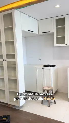 Finalizações da cozinha ✅ Vidros instalados, tomadas da ilha prontas e só consigo pensar: ela tá ficando perfeita! 😍 O antes e depois vai surpreender ✨ #cortecloud #moveisplanejados #creatorsearchinsights #homedecor #reforma 
