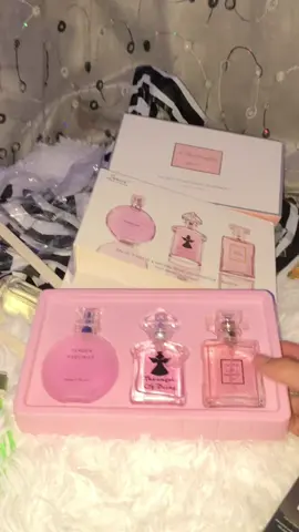 📦✨ Unboxing time! Ang bango grabe 😍 Super affordable na perfume set na perfect pang-gift o pampaganda ng araw mo 🌸 May iba't ibang scent in one box — sulit na sulit! 💯 #PerfumeUnboxing #AffordablePerfume #TikTokFinds #BangoNgBuhay #PerfumeLovers  