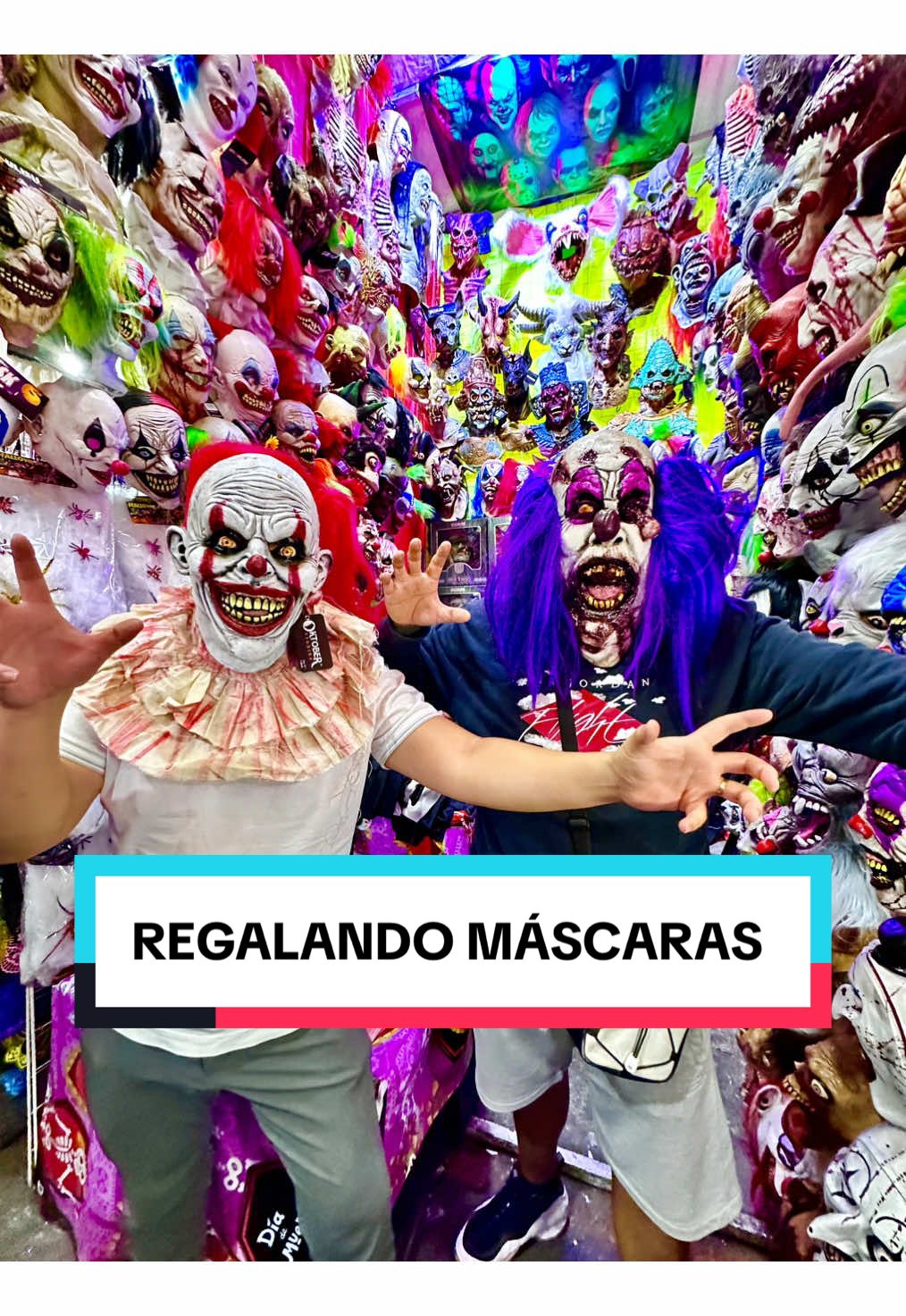 Hola soy Lei 🙋 Hoy regalamos máscaras a los niños y personas enfrente del mercado de Sonora una calle llena de disfraces y máscaras que nos encantó 🎃👻  Gracias a todos los que me siguen, los quiero 😃  * * * #vendedoresambulantes #ayudandoreal #historiasqueinspiran #empatia #halloween 