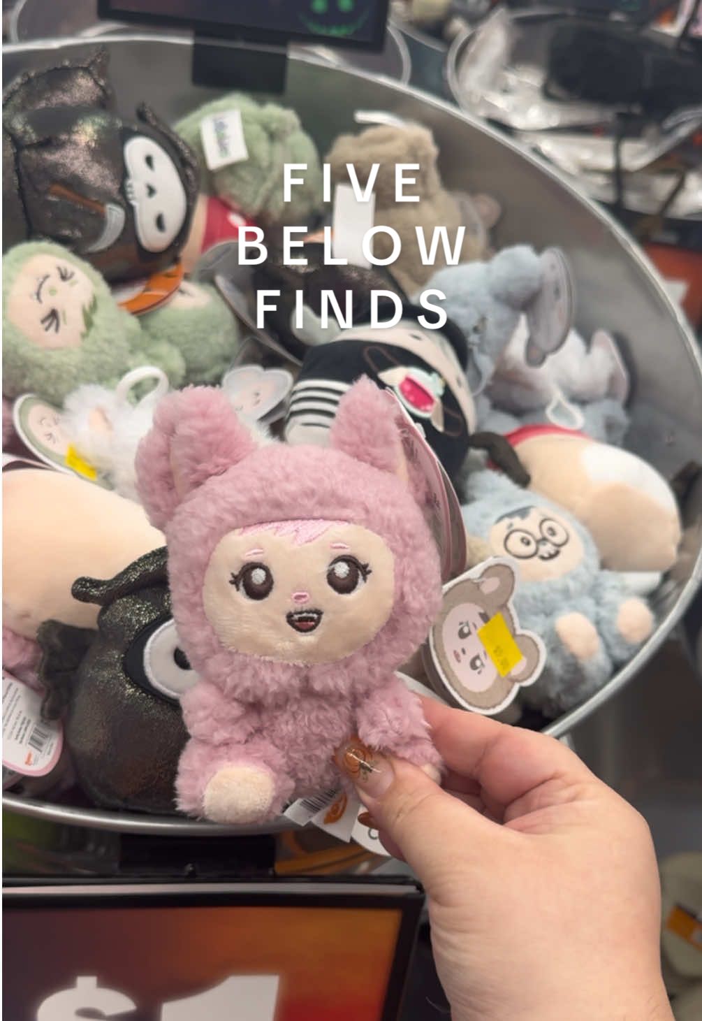 the news lababies are so cute 😭🩷  #fivebelow#fivebelowhaul#fivebelowfinds#lababy#plush#keychain#lababies#shopping#shopwithme#haul#haultok#blindbags#calicocritters#hellokitty#girlyshopping#trinkets 