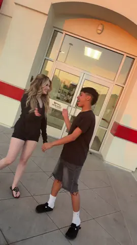 in n out 😍😋 #innout #fypシ゚viral #viral #trending @danna 