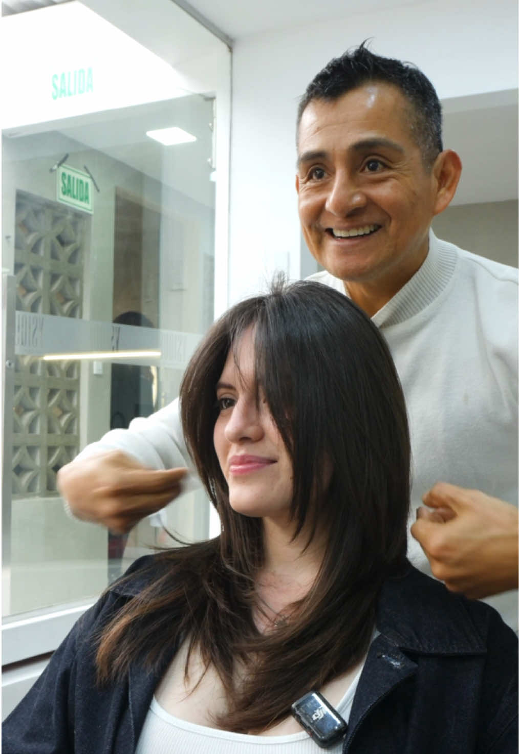 💇‍♀️ Un cambio grande sin tener que cortar mucho!  ¡Agenda tu cita con nosotros! @Nela Vascones  #transformacion #cambiodelook #estilista #hairstyle 