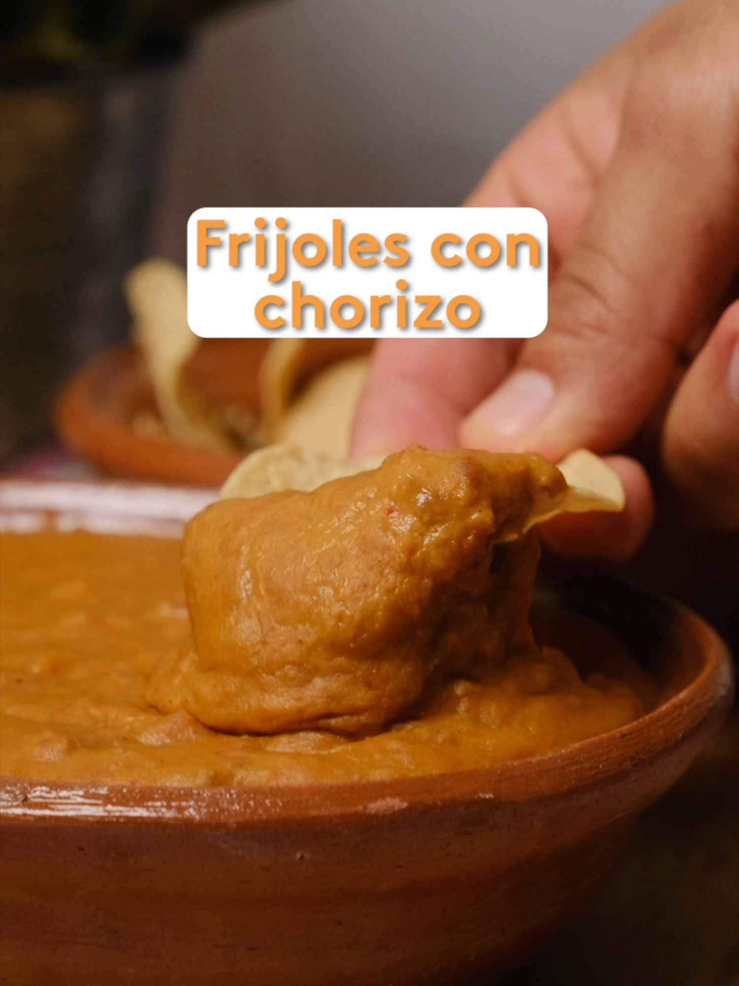 🌮💥 Para tacos, para el desayuno o para el antojo: estos frijoles con chorizo quedan bien ¡con todo! 😍 Ingredientes: 200g de Chorizo 1 litro de frijoles cocidos ¼ 4 de cebolla 📷1cdta de manteca  2 dientes de ajo 1 chile guajillo 2 chiles de árbol 1tza de Caldo de los frijoles ½tza de queso manchego rallado Totopos para acompañar