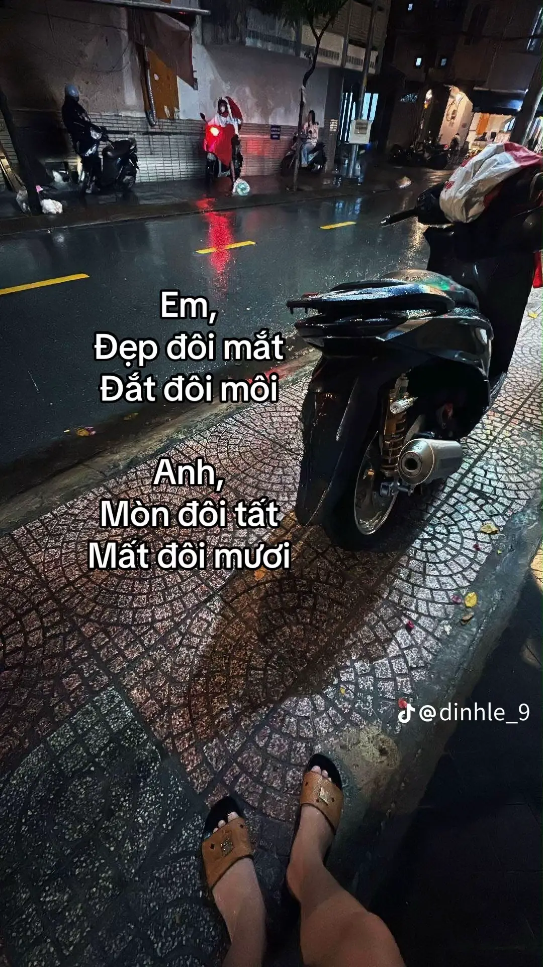em, đẹp đôi mắt đắt đôi môi, anh mòn đôi tất mất đôi mươi😦