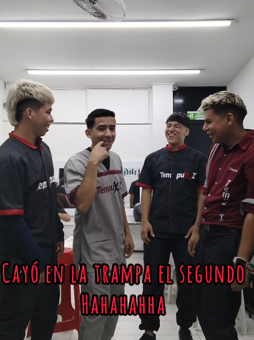 Segunda víctima de la broma. 🤣🤣 #BarberLife #BrayanFerrini #Barbería #ferrinibarber #AcademiaTempux 
