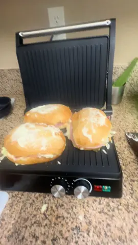 Tortitas en la plancha bien sabrosas con sus rallitas bien pintadas #susteassandwichmaker #planchaparasandwish #tortasalaplancha #tiktokshop 