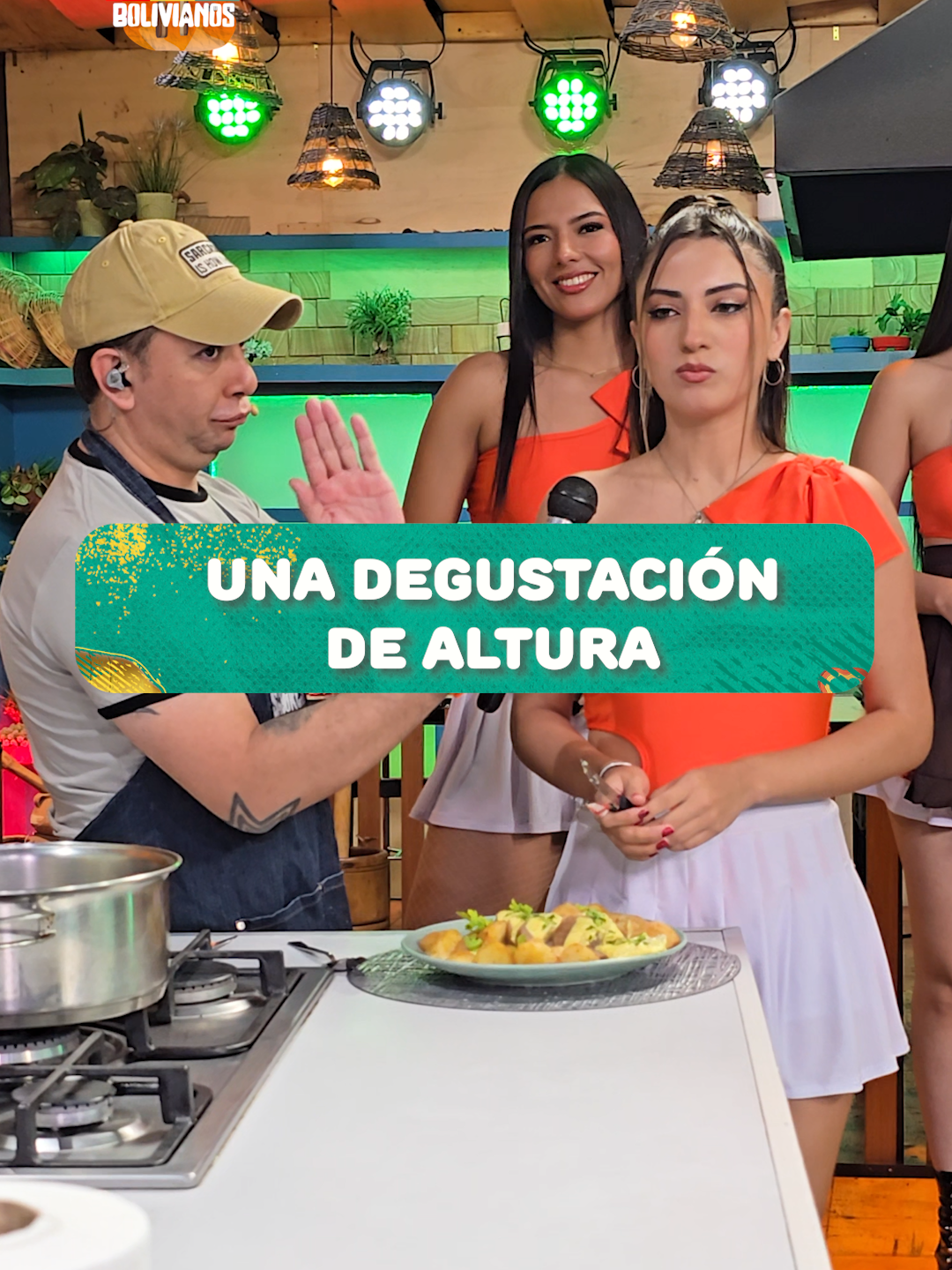 Alan se apiada de nuestras bailarinas y les ofrece desayunar de manera muy sexy 🥹♥️ #saboresbolivianos #reduno #alanvera