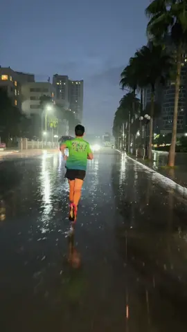 Mưa cũng chỉ là 1 loại của thời tiết 💪 #mechaybo #yeuchaybo #NangLuongTichCuc #chaybomoingay #xuhuongtiktok 