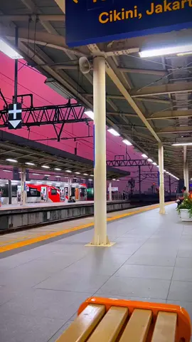 View Stasiun Manggarai. Videonya boleh kalian ambil buat support bahan content creator pemula, edit sendiri ya , di izinkan. #mediawb #fyp #foryoupage #krl #stasiunmanggarai 