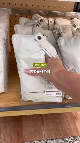わたしだけですか、、🥹？ 長時間外にいるお出かけの時、天気予報は晴れなのに突然雨降ってくることが結構な頻度であるんですが🥲🥲笑 普段からあまり大きなバッグで出かけることがないので、折り畳み傘は便利だけど嵩張るし、荷物は最小限がいい！！と思って持っていかなくてよく後悔します😭 でも今回ご紹介したこのサイズなら小さなバッグでも場所を取らずに持ち運べて良さそう🤤🫶 もう10月に入ったのにまだまだ暑いので、紫外線対策もできるこの晴雨兼用傘をひとつ持っておけば安心ですね🤝 今回ご紹介した商品はこちら👇 ケース付コンパクト晴雨兼用折傘 ¥1500(税込¥1650) #PR #3COINS #スリーコインズ #スリコ #傘 