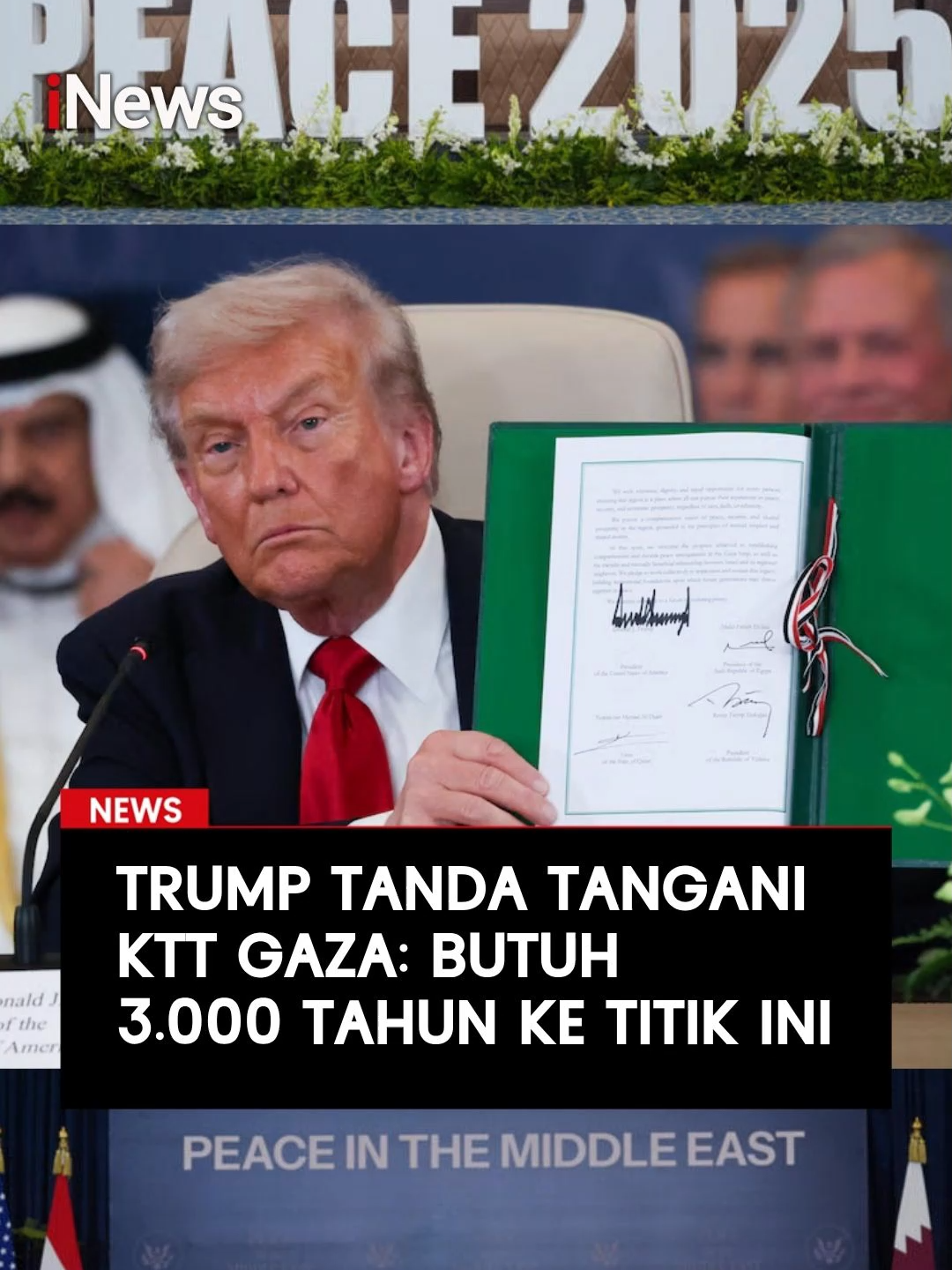 Presiden Amerika Serikat Donald Trump menandatangani Deklarasi Perdamaian Gaza bersama para pemimpin dunia di Sharm El-Sheikh, Mesir. Trump menyebut momen ini sebagai “sejarah baru bagi Timur Tengah” dan percaya perdamaian kali ini akan bertahan lama. “Ini butuh 3.000 tahun untuk sampai ke titik ini. Dan saya yakin, ini akan bertahan,” ujarnya optimistis. Penandatanganan dilakukan bersama Presiden Mesir Abdel Fattah el-Sisi, Presiden Turki Recep Tayyip Erdoğan, dan Emir Qatar Sheikh Tamim bin Hamad Al Thani. Baca selengkapnya di sini:  https://www.inews.id/news/internasional/trump-bilang-ingin-sekali-ke-gaza-perang-telah-berakhir #Trump #DonaldTrump #KTTGaza #GencatanSenjata #PerdamaianGaza #Internasional #Gaza #PerangDunia3 #Sejarah
