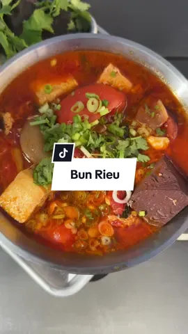 Bun Rieu deserves the same amount of love that pho and BBH gets! Also, don’t come for my Vietnamese, I did my best 😭 📍House of Hue #bunrieu #vietnamesefood #noodles 