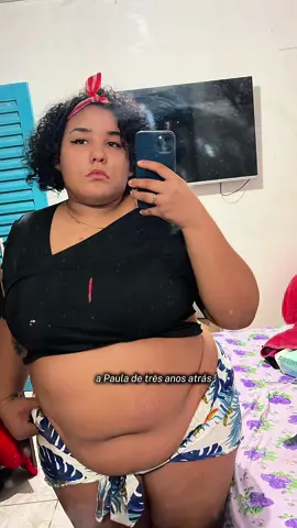 Nunca passou pela minha cabeça estar vivendo tudo isso e inspirando pessoas a emagrecer. Eu, que sempre sofri com a obesidade desde a infância, enfrentei inúmeras fases difíceis, passei por bullying, já desisti de mim mesma várias vezes, já abandonei processos de emagrecimento tantas vezes que nem sei contar... Vivi tantas situações que me marcaram profundamente, que me levaram a chegar a uma pré-depressão. Eu não via sentido na vida, não tinha vontade de viver. Hoje, encontrei o meu propósito: inspirar pessoas a viverem sua melhor versão. Dias atrás, alcancei 600 mil seguidores no Inst, algo que jamais imaginei que aconteceria. Estou vivendo a melhor fase da minha vida, e tudo isso é graças a vocês. Obrigada minhas divas!