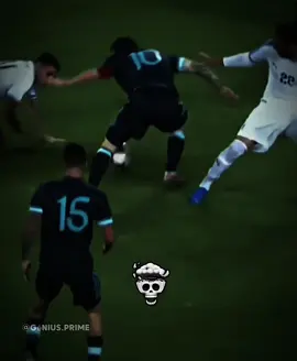 Messi never gives up dribbling 😮‍💨 #messi #messiskills #skills #footballtiktok #edit 