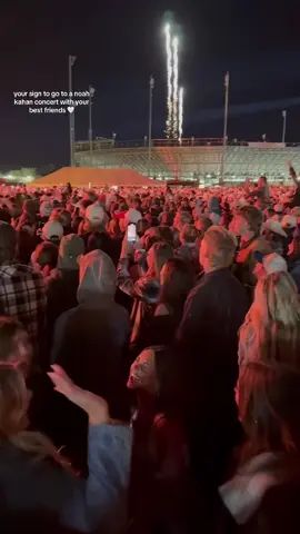 shout out to the guy who got this video without us knowing 🥹🫶🏼 #noahkahan #festival #concert #redwest #fyp 
