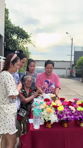 ใส่บาตรเช้าวันอังคาร อนุโมทนาสาธุ รับบุญร่วมกันนะคะ  #อาภาพรนครสวรรค์  #ฮายอาภาพรนครสวรรค์  #อาภาพรโชว์  #ฮายคอฟฟี่  #ฮายคอลล่ากลูต้ามิกซ์ 