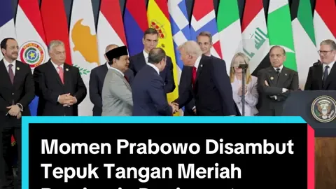 Momen Prabowo Disambut Tepuk Tangan Meriah Pemimpin Dunia saat Disebut Trump di KTT Perdamaian Gaza Mesir — Sebuah momen diplomatik menarik terjadi dalam Konferensi Tingkat Tinggi (KTT) Perdamaian Gaza di Sharm El-Sheikh, Mesir, Senin (13/10). Dalam forum yang dihadiri lebih dari 20 pemimpin dunia tersebut, Presiden Amerika Serikat Donald Trump secara terbuka memuji Presiden Republik Indonesia Prabowo Subianto. Dalam pidatonya, Trump menyebut kehadiran Prabowo sebagai sosok pemimpin hebat dari Indonesia. Ia bahkan secara langsung mengundang Prabowo untuk maju ke podium dan memberikan sambutan di hadapan para kepala negara. “Also with us is President Prabowo, a very incredible man of Indonesia. President, come in,” ujar Trump sambil memberi isyarat dengan telunjuknya kepada Prabowo. Namun, Prabowo menolak itu secara halus. Ia hanya melangkah maju untuk menjabat tangan Trump dengan hangat, sambil tersenyum. “Great job,” puji Trump kepada Prabowo setelah berjabat tangan, diiringi tepuk tangan para pemimpin dunia yang hadir. Keputusan Prabowo untuk tidak mengambil podium menunjukkan etika diplomatik tinggi. Sikapnya mencerminkan penghormatan terhadap tata tertib forum internasional, sekaligus memperlihatkan kerendahan hati seorang pemimpin negara besar. Momen ini menjadi sorotan karena memperlihatkan keseimbangan antara kehormatan diplomatik dan kebijaksanaan pribadi dalam pergaulan antarnegara. Di tengah sorotan dunia terhadap isu Gaza, kehadiran Prabowo dan apresiasi dari Trump menegaskan posisi Indonesia sebagai negara yang dihormati dalam upaya perdamaian global. Hadir pada kesempatan itu para pemimpin dunia seperti Trump, Presiden Palestina Mahmoud Abbas, Presiden Mesir Abdel Fattah El-Sisi, Emir Qatar Tamim bin Hamad Al Thani, dan Presiden Turki Recep Tayyip Erdogan. #prabowo #palestine #indonesia #fyp #donaldtrump 