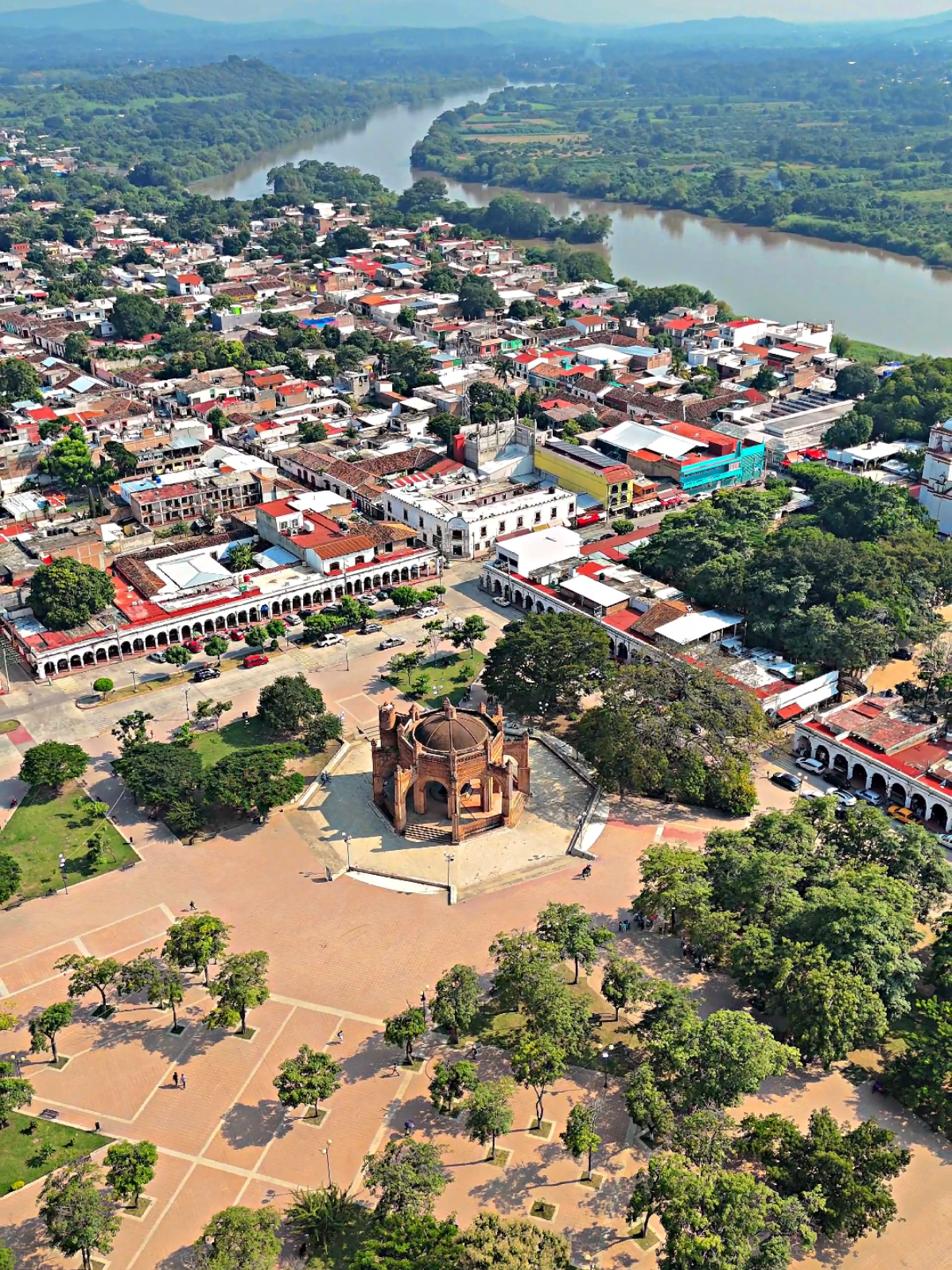 Chiapas de los indios, ahora mejor conocido como Chiapa de Corzo, tierra de los parachicos. #chiapasmexico🇲🇽 #pueblosmagicos #djimini4pro #lugaresincreibles #vistasentiktok 