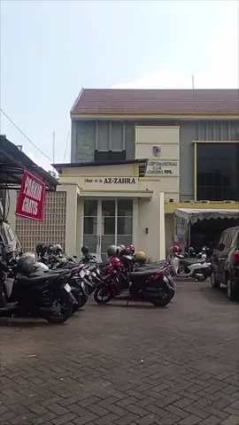 Gedung Disdukcapil Jember Direhab, Layanan Pindah ke Kecamatan dan Online!  Warga Diminta Manfaatkan Aplikasi Lahbako dan SIP! Gedung Dinas Kependudukan dan Pencatatan Sipil (Dispendukcapil) Kabupaten Jember resmi direhabilitasi mulai 13 Oktober hingga 29 Desember 2025.  Selama proses ini, layanan adminduk akan dialihkan ke kantor kecamatan, desa, dan kelurahan melalui aplikasi Lahbako, serta bisa diakses secara mandiri lewat SIP (Sistem Informasi Pelayanan) dan WhatsApp Online. Kepala Dispendukcapil Jember, Bambang Saputro, menjelaskan bahwa layanan pencetakan KTP-el dan KIA juga mengalami penyesuaian.  Untuk wilayah Kaliwates, Sumbersari, dan Patrang, pencetakan dilakukan di halaman Gedung BSG Kaliwates dengan mobil layanan keliling Monalisa. Sementara itu, delapan kecamatan lain, Tanggul, Rambipuji, Kencong, Wuluhan, Tempurejo, Mayang, Kalisat, dan Jelbuk,  juga menjadi titik pencetakan dokumen.