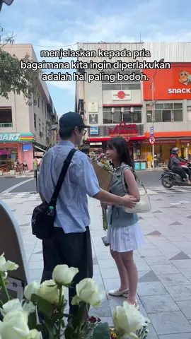 pretty girl and her pretty flowers💐✨ kalian kapan mampir ke toko kita guys???! 📍Depan AhPek Kopitiam Tunjungan ⏰16.00-22.00 #flowers #surabaya #couple #flocas #tokobunga 