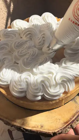 PARA EL RELLENO 500 gr de leche condensada 5 yemas 150 gr de zumo de limón Una pizca de sal Merengue suizo  75 gr de claras 124 gr de azúcar  5 gr de zumo de limón 5 videos más a bajo está la receta de la masa sablée #lemonpie #piedelimon #merenguesuizo #curddelimon #fy 