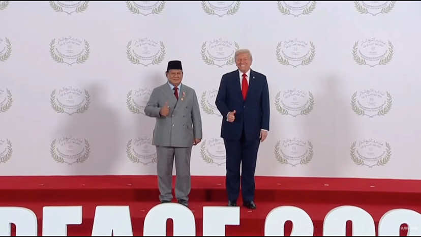 Presiden Prabowo Subianto mendapatkan pujian spesial dari Presiden Amerika Serikat Donald Trump secara terbuka dalam momen Konferensi Tingkat Tinggi (KTT) Perdamaian Gaza yang digelar di Sharm El-Sheikh, Mesir, Senin (13/10). Di hadapan para kepala negara dan delegasi internasional, Trump menyebut Prabowo sebagai sosok yang luar biasa dan memberikan apresiasi atas kiprah Indonesia dalam diplomasi perdamaian.
